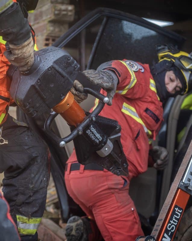 Sapeurs-pompiers professionnels en opération de désincarcération sur accident de la route