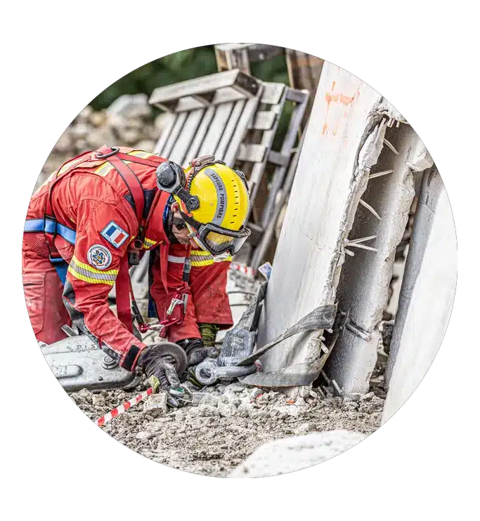 Sapeurs-pompiers en opération de sauvetage-déblaiement
